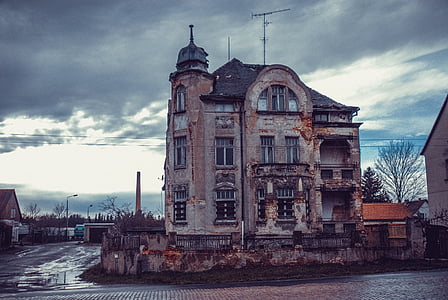 concrete house under gray sky] thumbnail