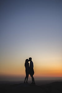 silhouette of man and woman kissing thumbnail