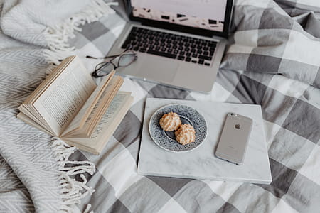 Everything you need to work from your bed thumbnail