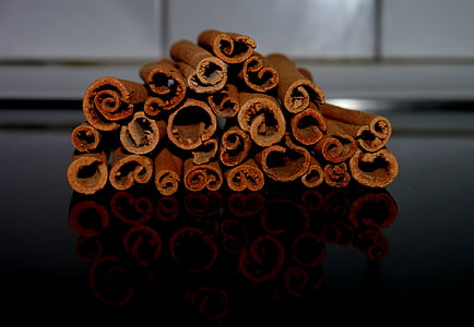 pile of cinnamon sticks thumbnail