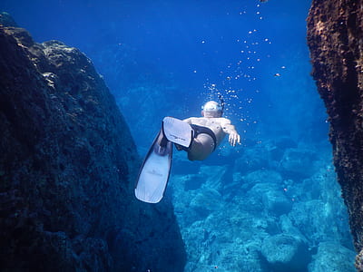 man diving underwater thumbnail