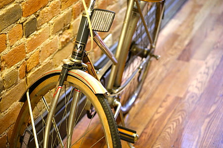 beige hardtail bike in selective focus photography thumbnail