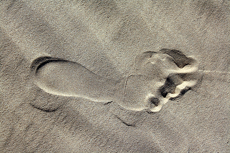 foot print on sand thumbnail