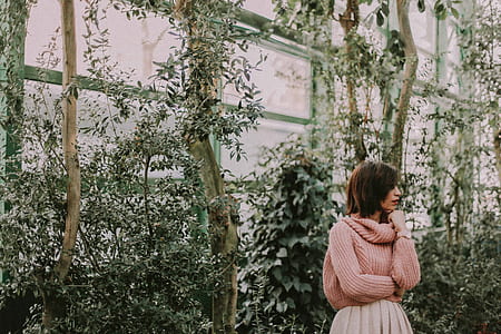 rule of thirds photography of woman standing thumbnail