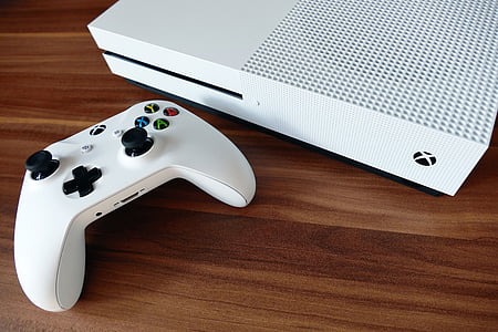 Xbox One console beside controller thumbnail