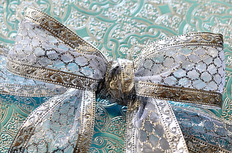 close up photography of white and yellow bows thumbnail