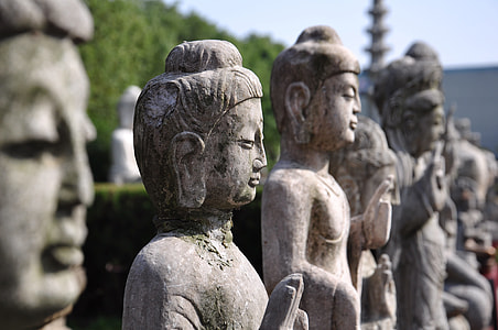 depth of field photography of statues thumbnail