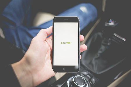 Holding iPhone 6 in a Car thumbnail