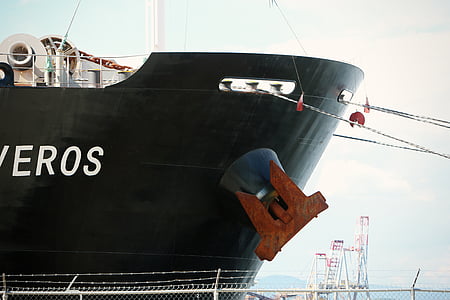 closeup photo of black ship at daytime thumbnail