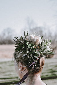 photo of girl wearing headdress thumbnail