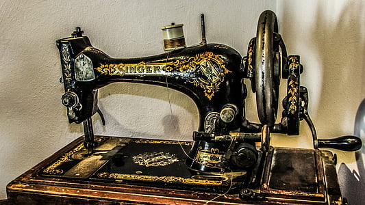 black and brown floral Singer sewing machine thumbnail