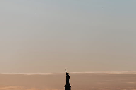 silhouette of Statue of Liberty thumbnail