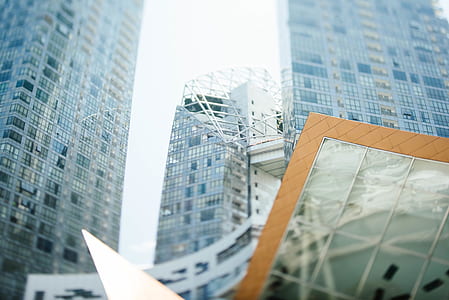 tall building between two tall buildings thumbnail