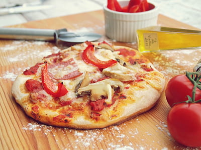 round baked pizza thumbnail
