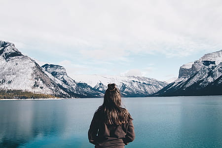 woman in-front of body of water thumbnail