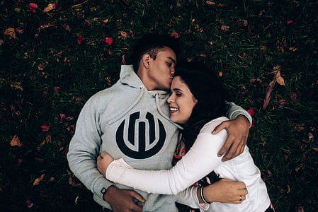 man kiss her girlfriend thumbnail