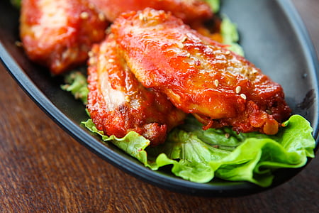 buffalo wings on black plastic plate thumbnail