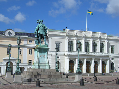 Gothenburg Town Hall with statue thumbnail