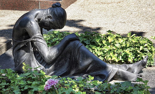 statue of woman thumbnail