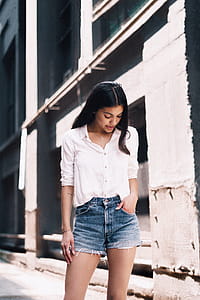 Young Woman In Casual Fashion Photo thumbnail