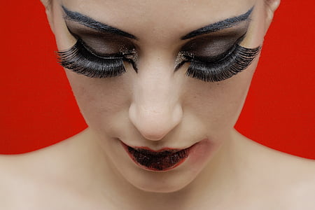 woman wearing mascara thumbnail