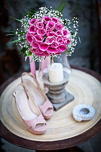 shallow focus photography of pink rose bouquet thumbnail
