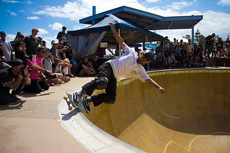 man playing skates thumbnail