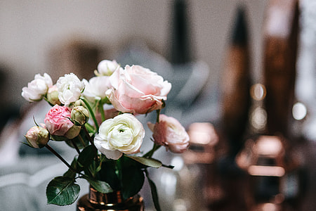 Side table with pink decorations thumbnail