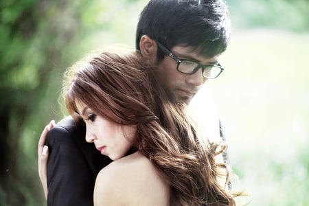 couple hugging focus photography thumbnail