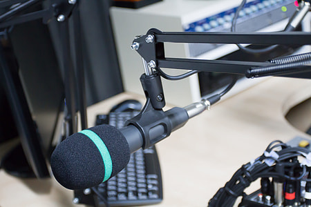closeup photo of black condenser microphone thumbnail