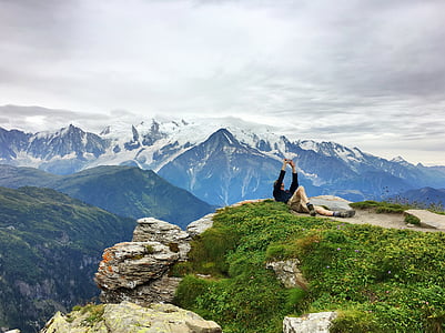 man taking a selfie at the cliff thumbnail