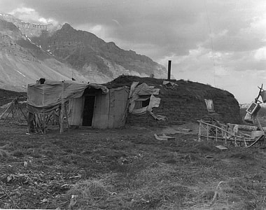 Sod house in Anaktuvuk Pass, Alaska thumbnail