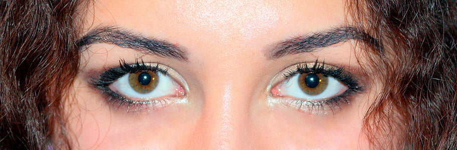 woman wearing black eyeliner and brown eyeshadow thumbnail