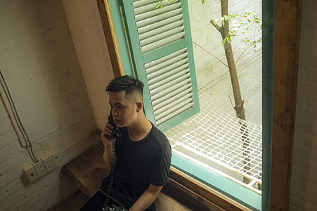 Man Wearing Black T-shirt thumbnail