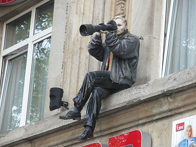 statue holding camera thumbnail