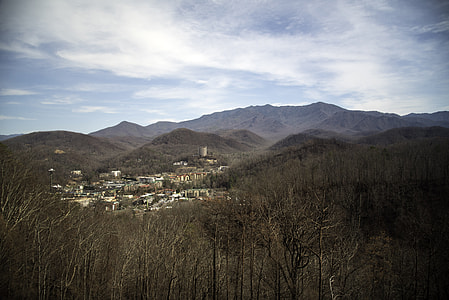 Mountains and the town of Gatlingburg in Tennessee thumbnail