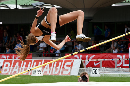athlete jumps on pole thumbnail