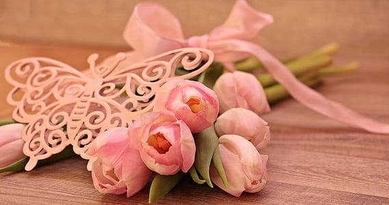 pink rose flower bouquet on table thumbnail