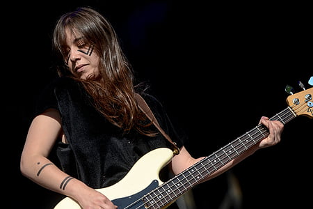 woman playing guitar thumbnail