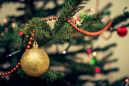 gold-colored bauble close-up photography thumbnail