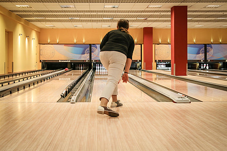 woman playing bowling thumbnail