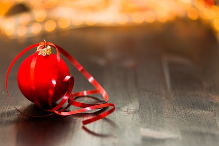 red baubles in self-focus photography thumbnail