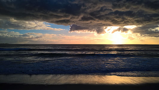 body of water over the horizon thumbnail