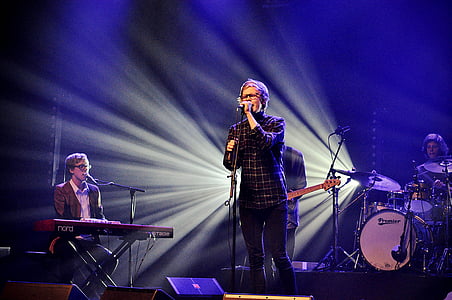 man singing photo thumbnail