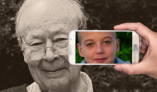 person holding gold platinum Samsung Galaxy S6 thumbnail