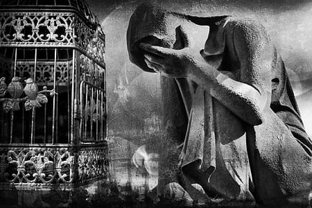 grayscale photo of statue thumbnail