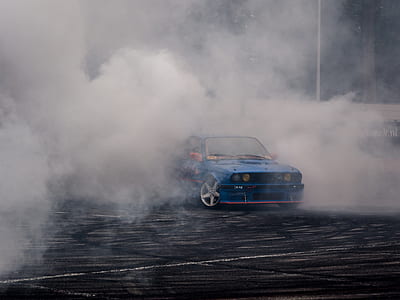 blue BMW E32 M3 doing burnout thumbnail