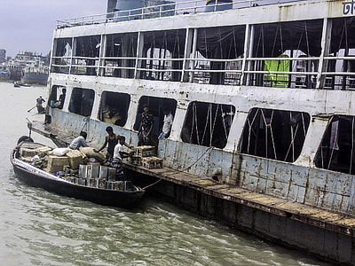 Loading  the riverboat at Dhaka, Bangladesh thumbnail