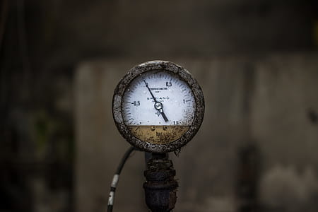round silver-colored gauge thumbnail