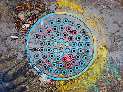 round blue and red metal lid thumbnail